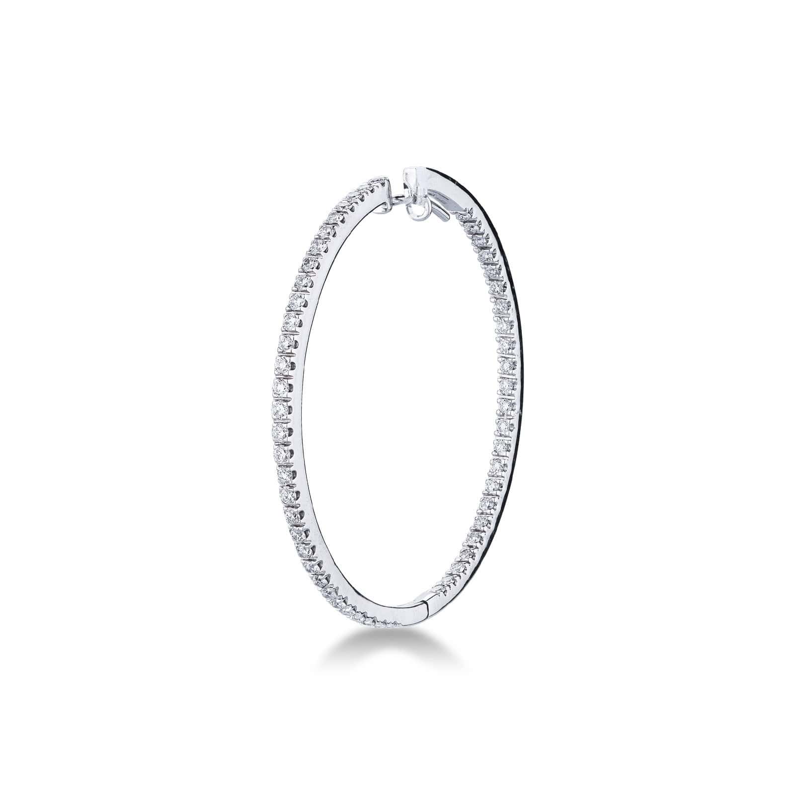 Eleva il tuo stile con orecchini a cerchio con diamanti, un'interpretazione moderna di un classico senza tempo. Questi orecchini sono il perfetto equilibrio tra eleganza e brillantezza, ideali per aggiungere un tocco di lusso al tuo look quotidiano o per brillare in occasioni speciali.