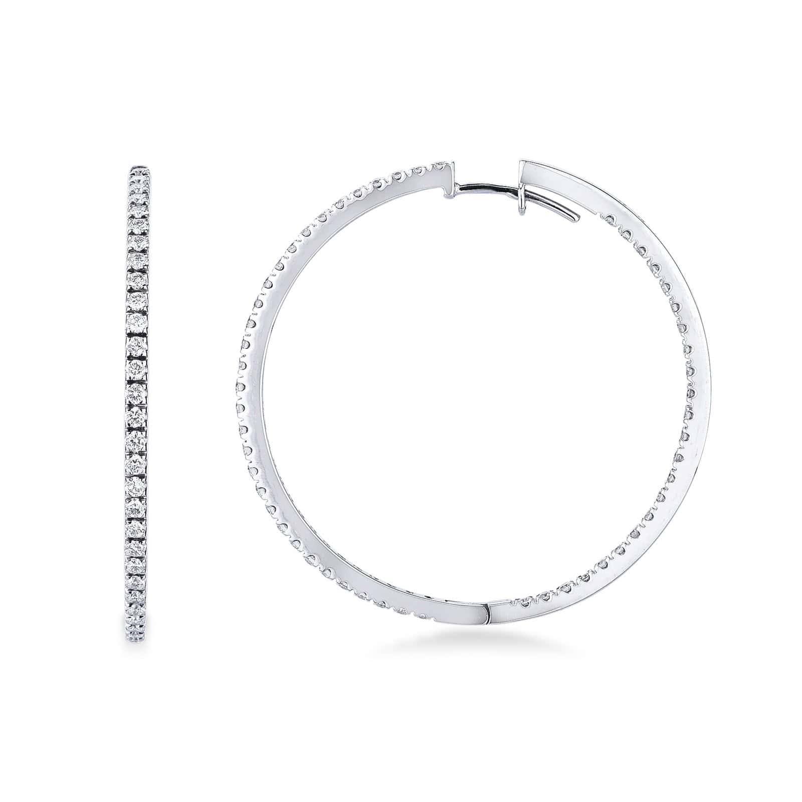 Eleva il tuo stile con orecchini a cerchio con diamanti, un'interpretazione moderna di un classico senza tempo. Questi orecchini sono il perfetto equilibrio tra eleganza e brillantezza, ideali per aggiungere un tocco di lusso al tuo look quotidiano o per brillare in occasioni speciali.