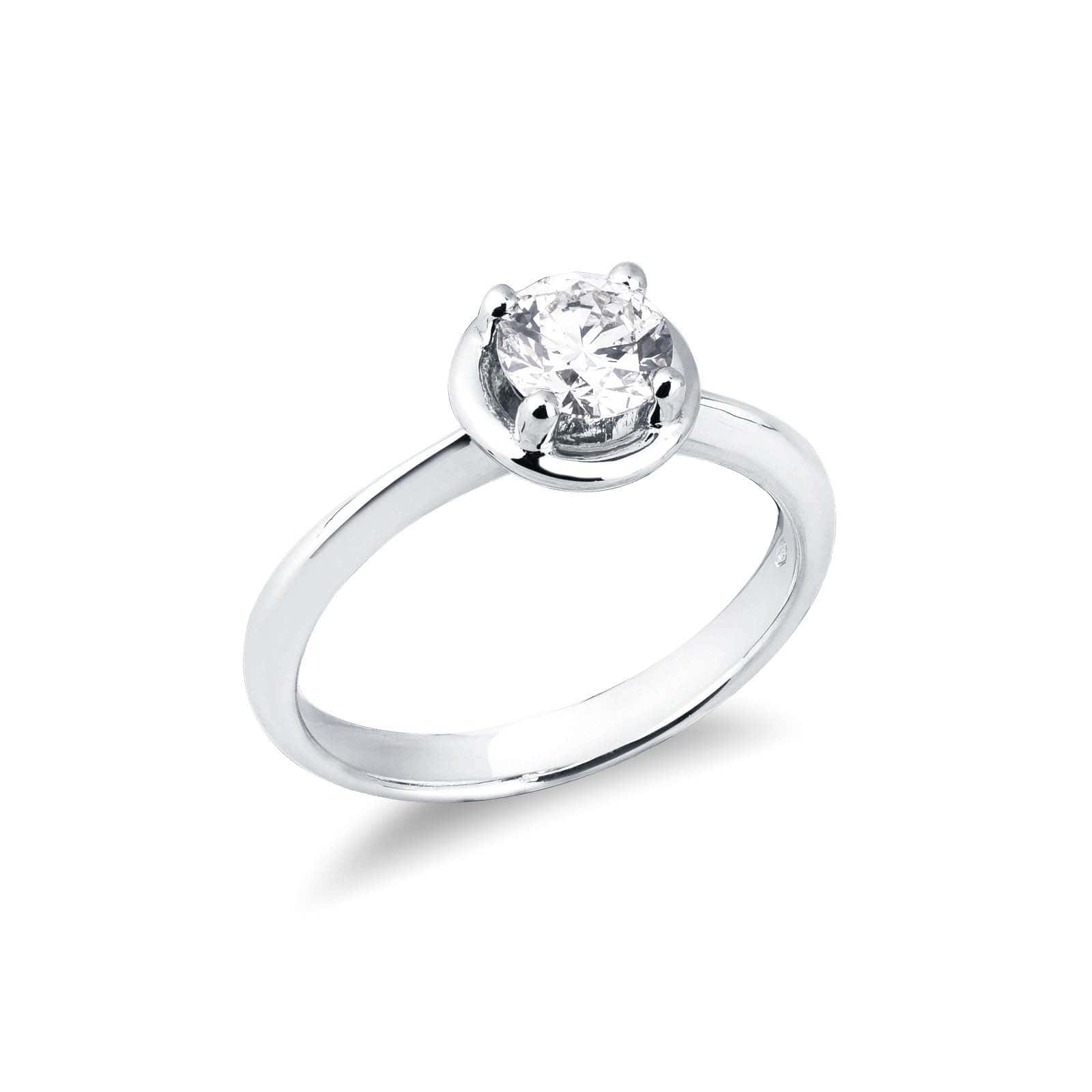 L'anello solitario, gioiello iconico simbolo di amore eterno e impegno, associato alla proposta di matrimonio semplice ed elegante con un solo diamante taglio brillante montato su oro bianco