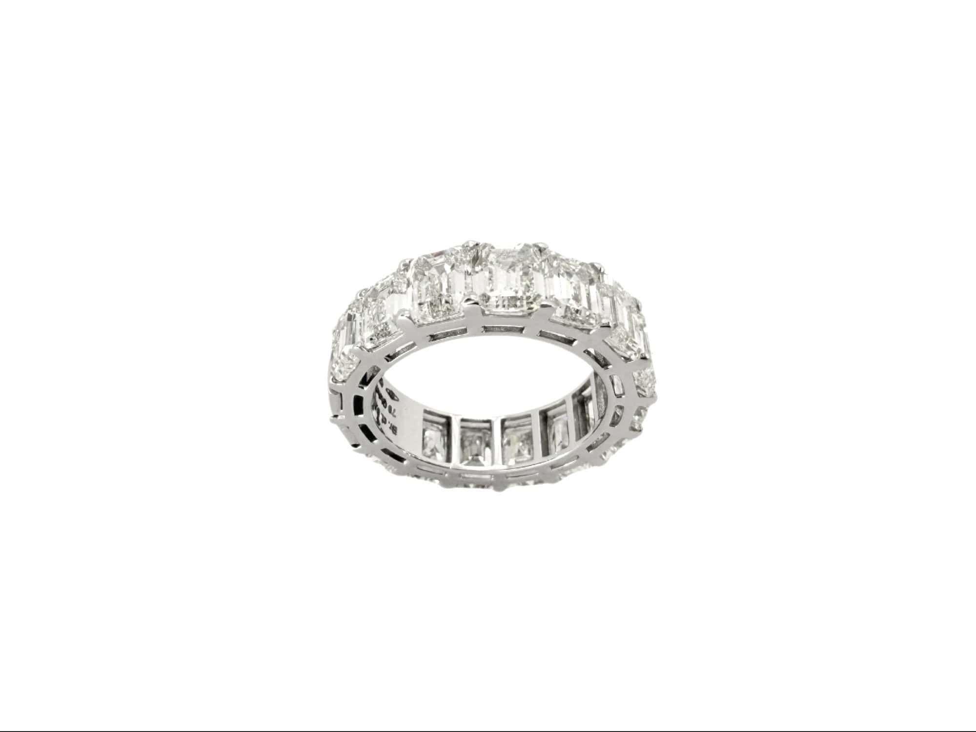 La fedina eternity, o anello eternity o anello dell'eternitร , รจ un gioiello di grande significato simbolico,bellezza classica e il suo design senza tempo amore eterno diamante simbolo impegno matrimonio