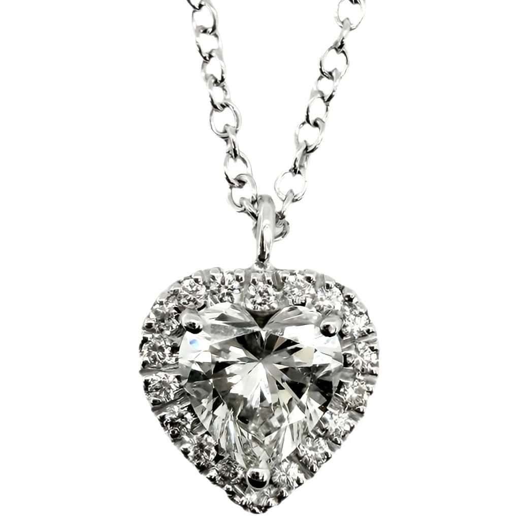 Un cuore di luce purissima, un diamante a forma di cuore che cattura lo sguardo con la sua magnificenza. Attorno, un delicato contorno di brillanti ne amplifica lo splendore, per un gioiello che incarna l'amore eterno.