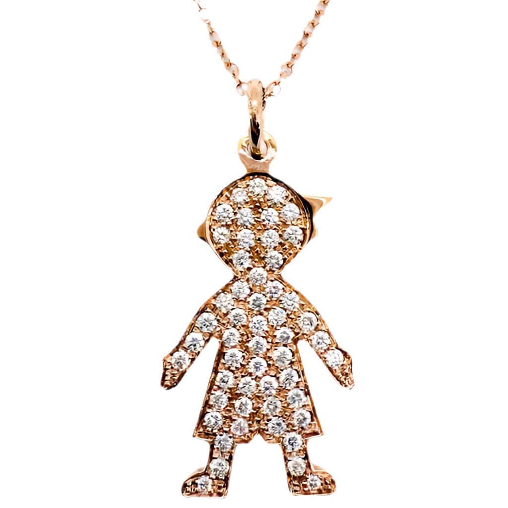 un ciondolo in oro rosa a forma di bambino, un ricordo prezioso di un momento speciale per la famiglia. Il pavรฉ di diamanti bianchi che lo illumina, lo rende un gioiello elegante e raffinato, perfetto per celebrare la nascita di un figlio, un evento che cambia la vita per sempre.