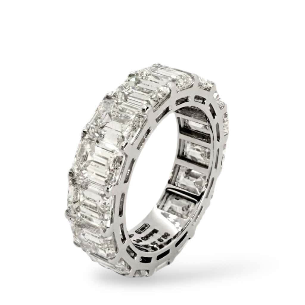 La fedina eternity, o anello eternity o anello dell'eternitร , รจ un gioiello di grande significato simbolico,bellezza classica e il suo design senza tempo amore eterno diamante simbolo impegno matrimonio