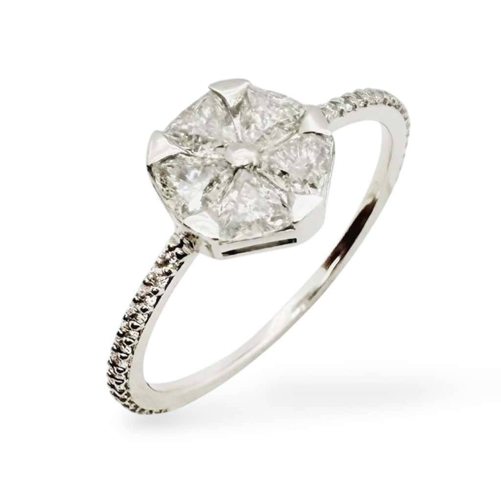 L'anello solitario, gioiello iconico simbolo di amore eterno e impegno, associato alla proposta di matrimonio semplice ed elegante con 5 diamanti taglio triangolare montato su oro bianco